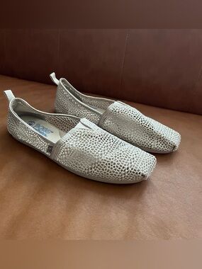 BOBS Women’s Skechers Memory
Foam Sz W7 crochet slip on shoes natural color NWOT